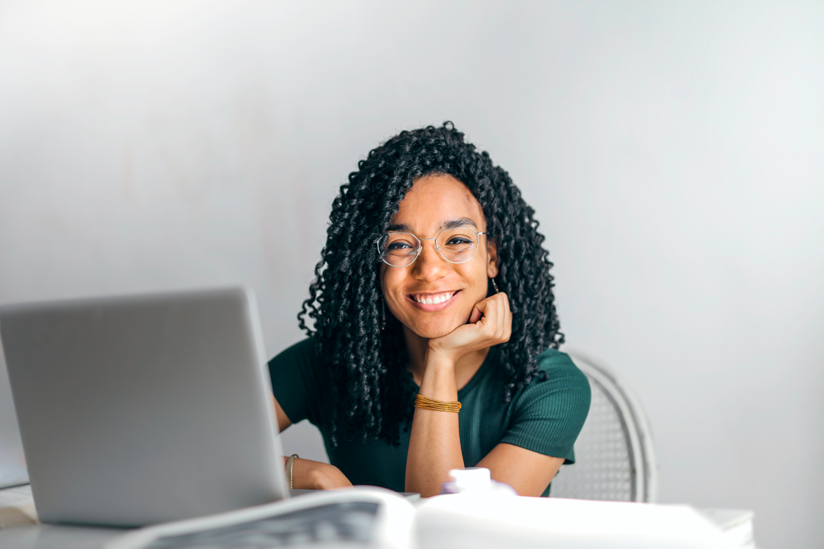 Une femme est assise devant son ordinateur portable. Article de blog Eventdrive