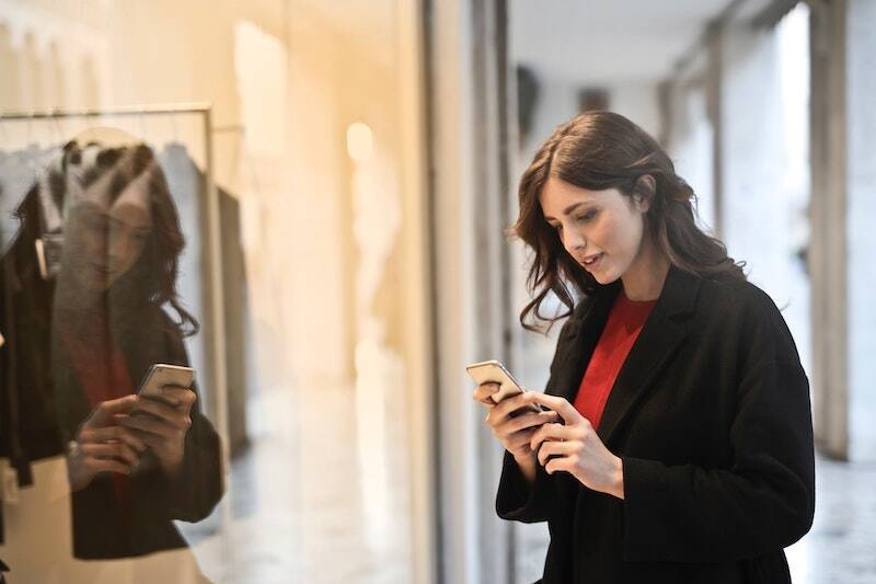 Une femme regarde son téléphone portable - Article de blog Eventdrive