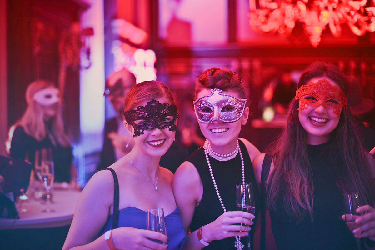 Trois femmes participent à une soirée masquée. - Article de blog Eventdrive