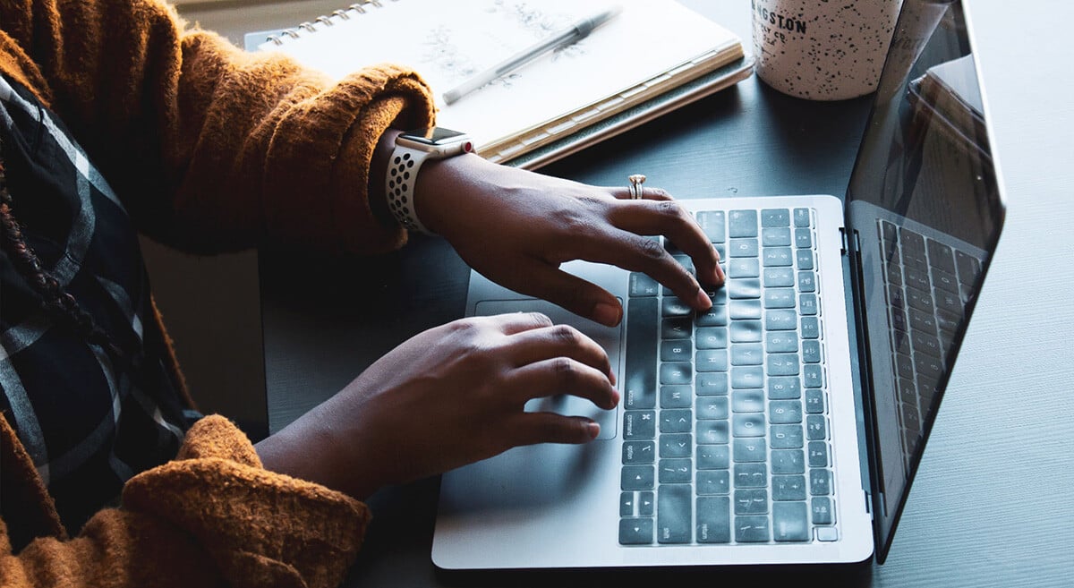 Une femme tape sur le clavier de son ordinateur portable. - Article de blog Eventdrive