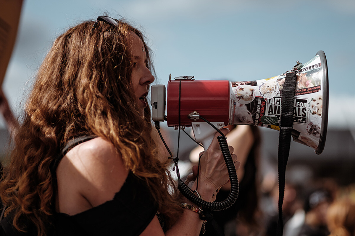 Une femme parle dans un mégaphone - Article de blog Eventdrive