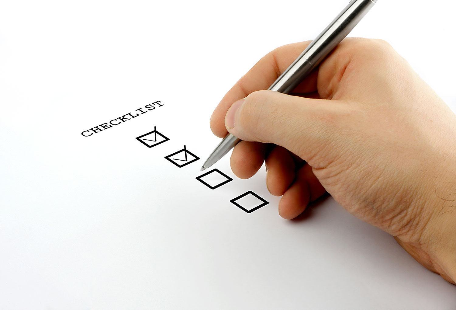 Un homme remplit une checklist. - Article de blog Eventdrive