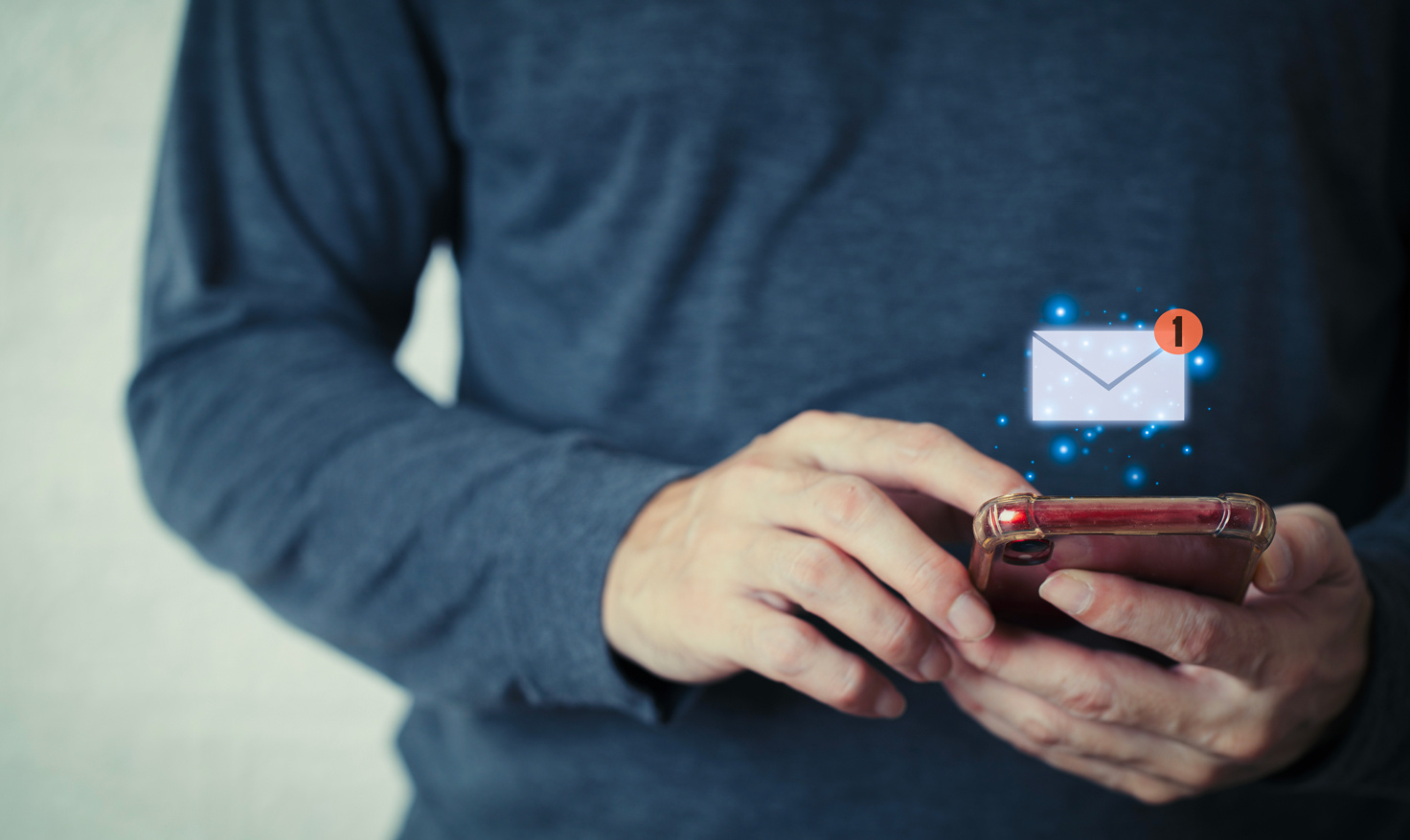 Un homme reçoit un email sur son téléphone portable. - Article de blog Eventdrive