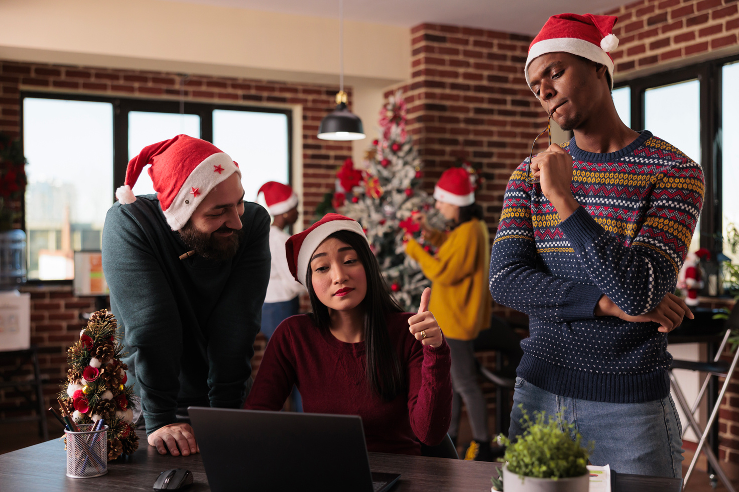 Un groupe de personne travaille. Ils portent des bonnets de Noël. - Article de blog Eventdrive