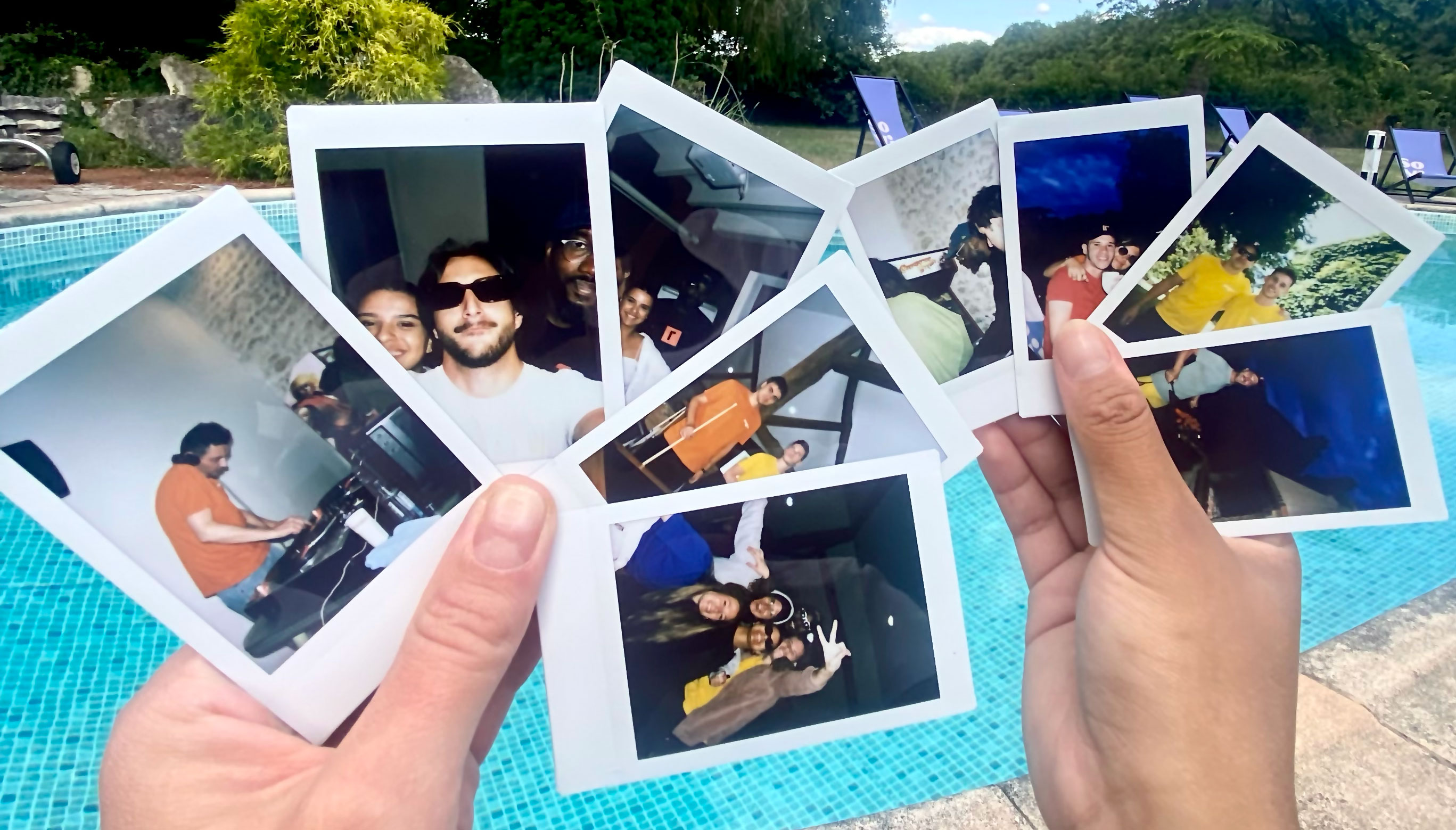 Deux femmes tiennent des polaroides - Article de blog Eventdrive