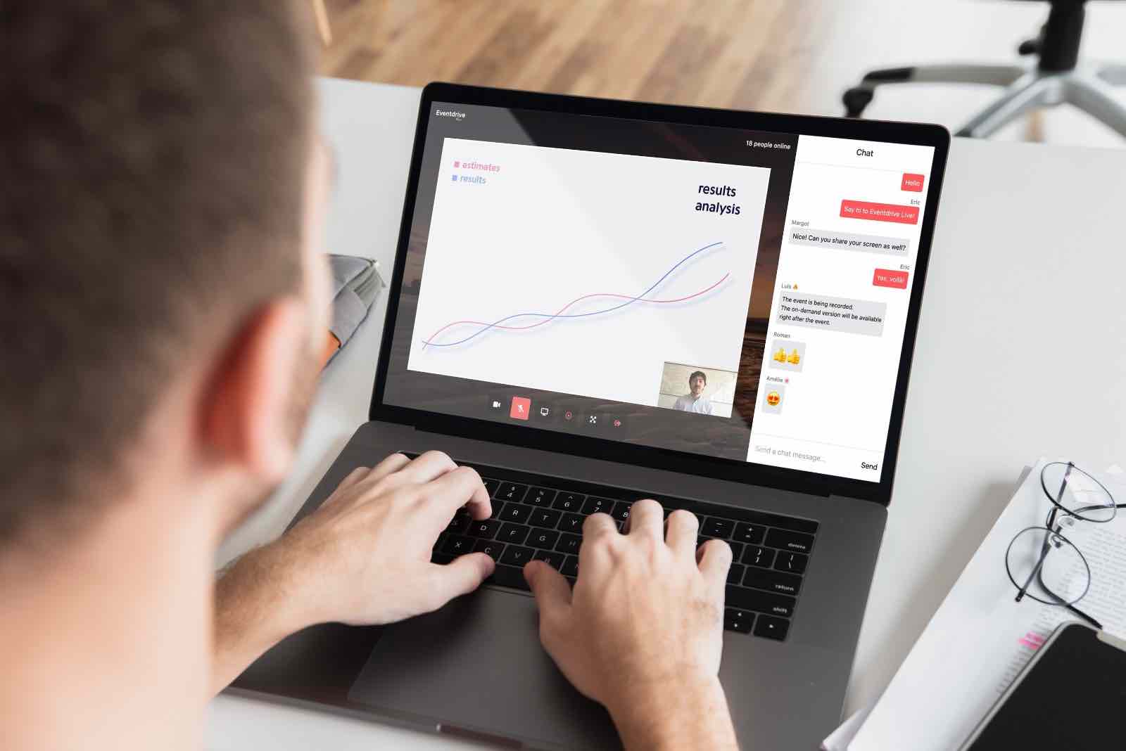 Un homme participe à un événement virtuel sur son ordinateur. - Article de blog Eventdrive