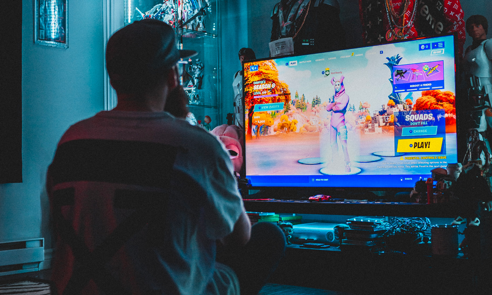 Un homme est en pleine partie de jeu vidéo. - Article de blog Eventdrive