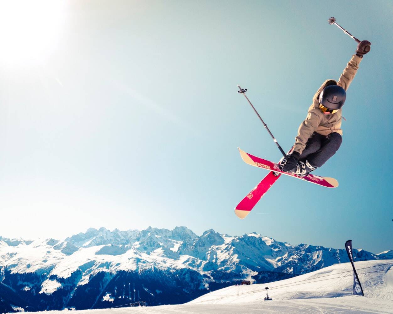 Un homme fait du ski. - Article de blog Eventdrive