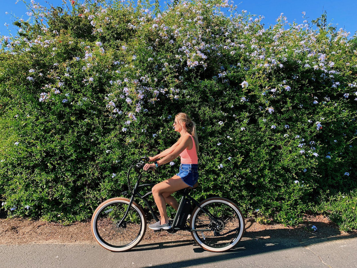 Photo d'une femme sur un vélo électrique