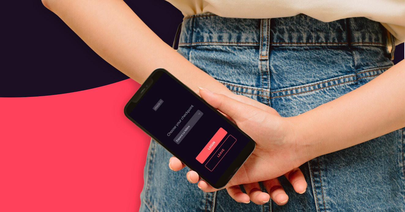 Une femme tient un téléphone sur lequel on voit une application de check-in. - Article de blog Eventdrive