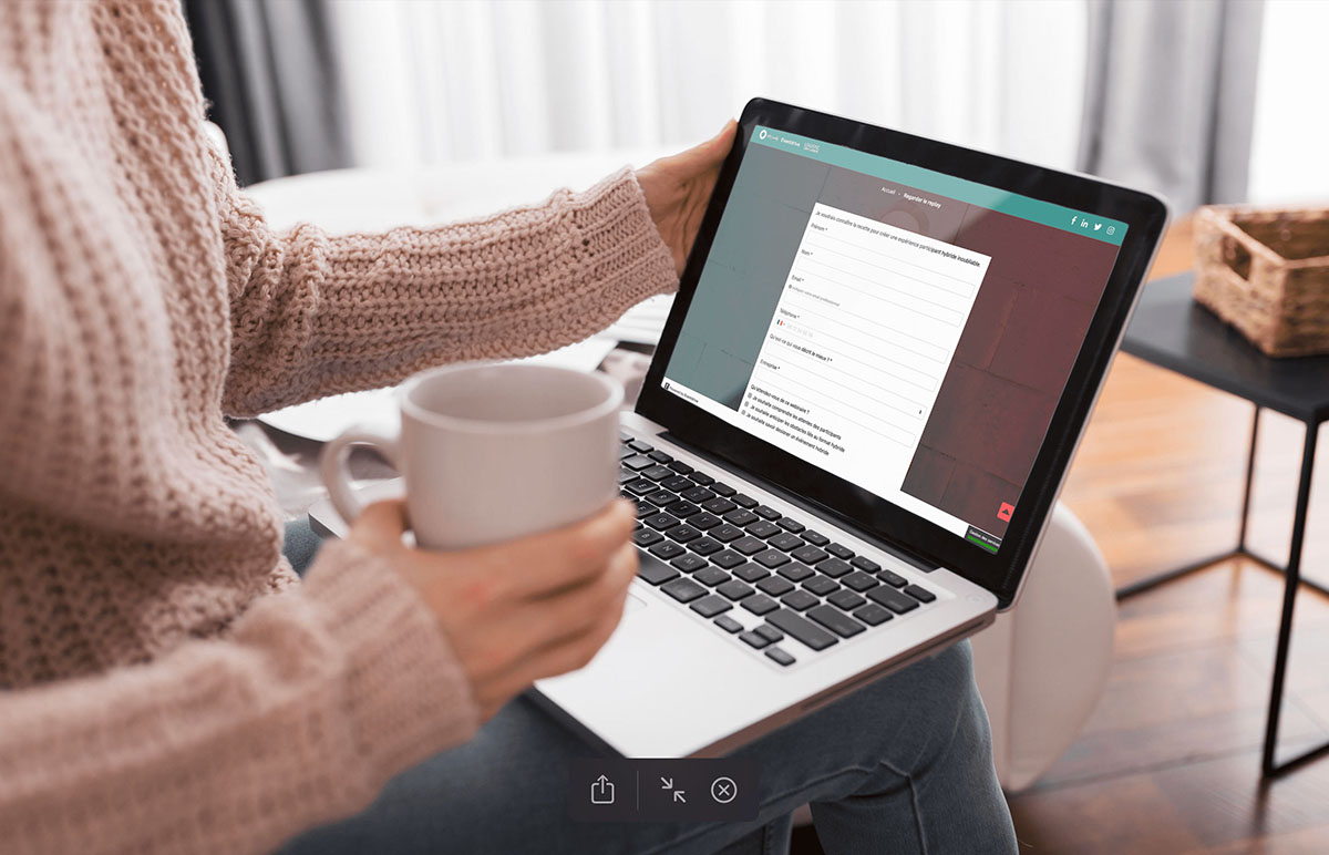 Personne tenant une tasse de café et utilisant un ordinateur portable affichant un formulaire d'inscription en ligne sur un site Web. - Article de blog Eventdrive