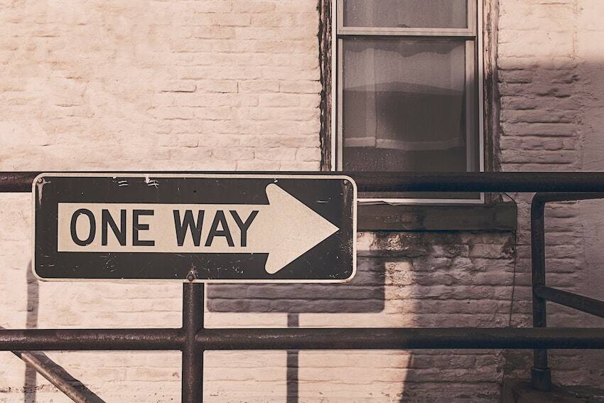 A Sign With an Arrow Points to the Right. - Eventdrive Blog Article